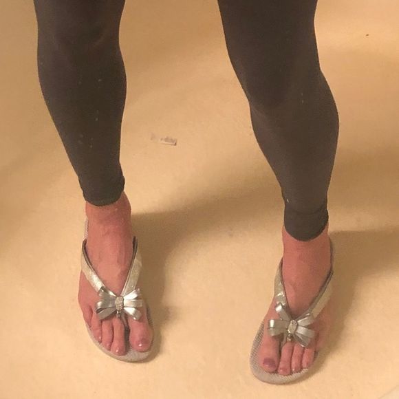 😘 Women’s Silver flip flops w/ bows size 8 1/2 | some wear refer to pics - Picture 7 of 11